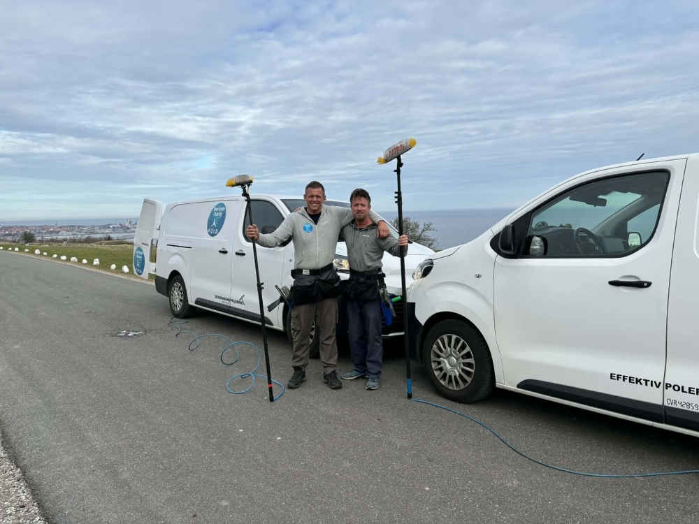 Vinduespudser i Nordjylland med teleskopstænger ved firmabiler